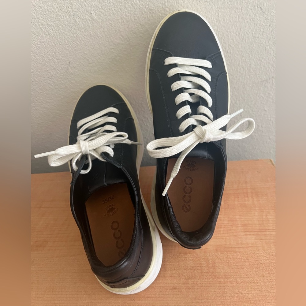 ECCO Women's Black and White Athletic Shoes